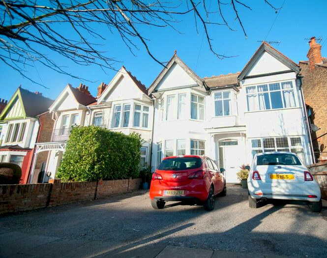 1 Bedroom Flat To Rent In First Avenue, Westcliff-on-Sea, SS0