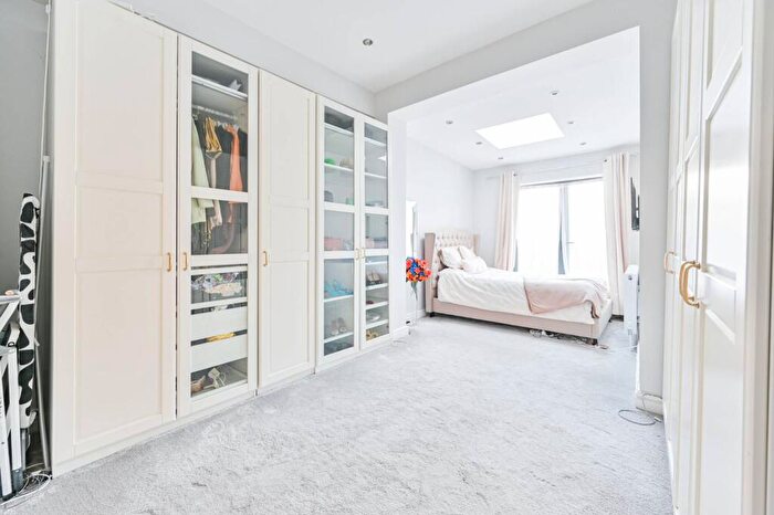 2 Bedroom Flat For Sale In Radnor Avenue, Harrow, HA1