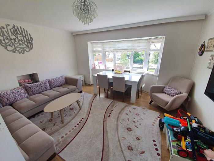 2 Bedroom Flat To Rent In Enfield, EN1