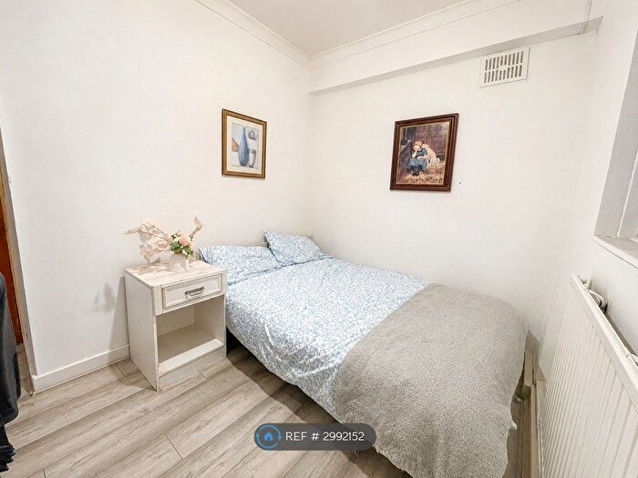 3 Bedroom Flat To Rent In Bronti Close, London, SE17