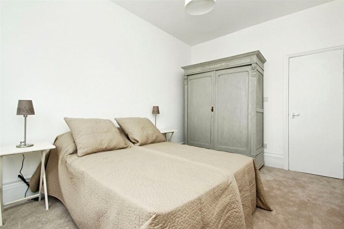 1 Bedroom Flat To Rent In Stanlake Road, Shepherds Bush, London, W12