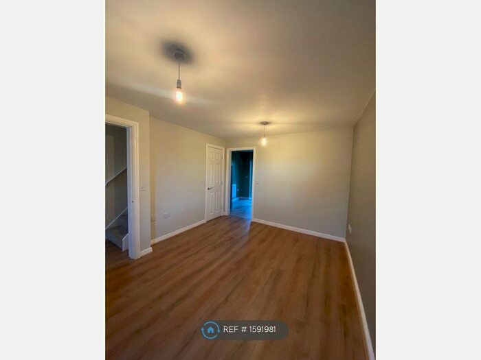 2 Bedroom End Of Terrace House To Rent In Swarcliffe Approach, Leeds, LS14