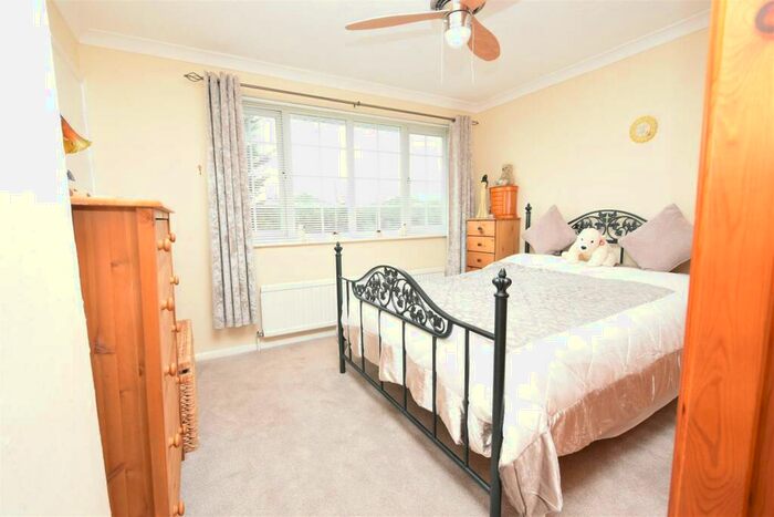 3 Bedroom End Of Terrace House For Sale In Long Road, Canvey Island, SS8