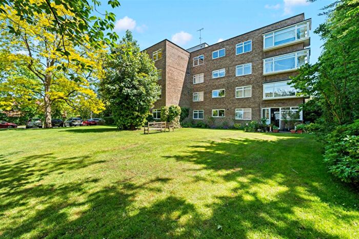 3 Bedroom Flat For Sale In Buckingham Close, Guildford, GU1
