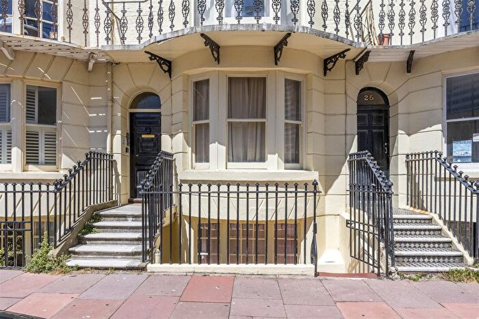 2 Bedroom Flat For Sale In Regency Square, Brighton, BN1 - Photo 3