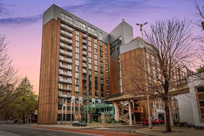 2 Bedroom Flat For Sale In Lewins Mead, Bristol, BS1