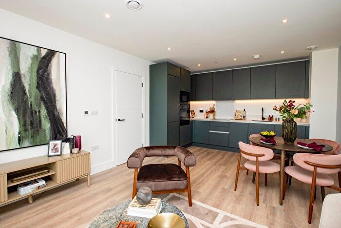 1 Bedroom Flat For Sale In Hawks Raod, Kingston Upon Thames, KT1