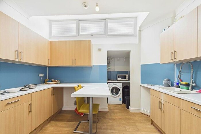 4 Bedroom Flat To Rent In Farnborough Road, Farnborough, Hampshire, GU14