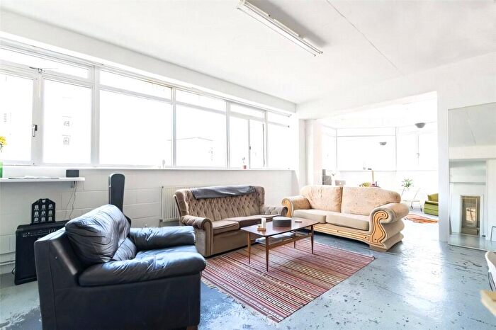 3 Bedroom Apartment To Rent In Greenfield Road, London, E1