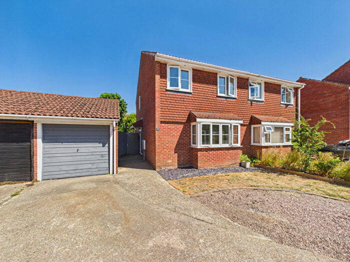 3 Bedroom Semi-Detached House For Sale In Huntingdon Close, Fareham, PO14