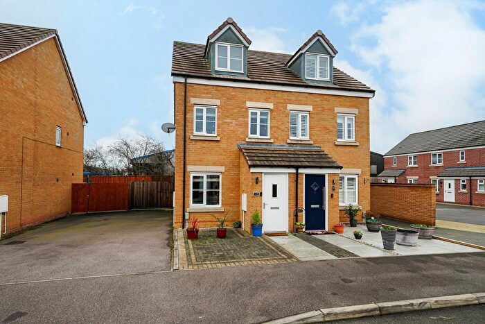 3 Bedroom Semi-Detached House For Sale In Lactans Edge, Leighton Buzzard, LU7
