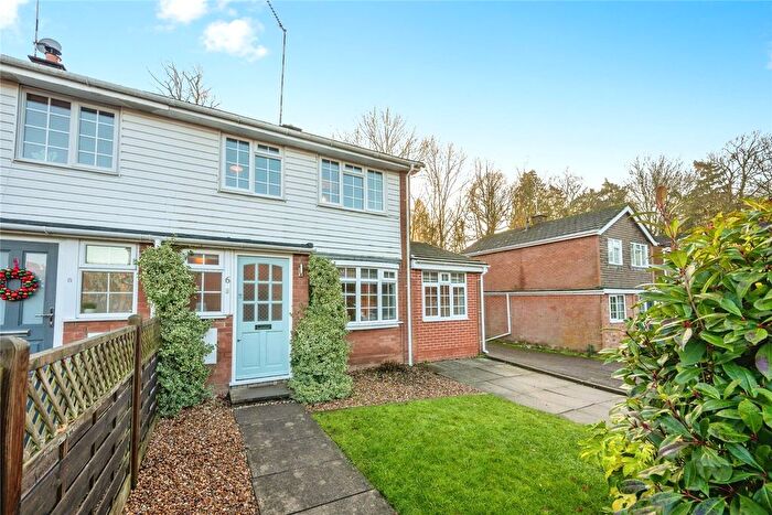 3 Bedroom End Terrace House For Sale In Stuart Close, Warwick, Warwickshire, CV34