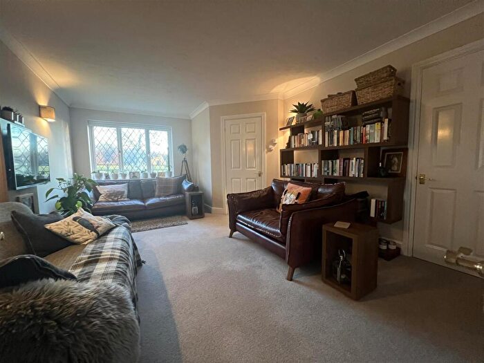 3 Bedroom Link Detached House To Rent In The Briars, Ash, GU12