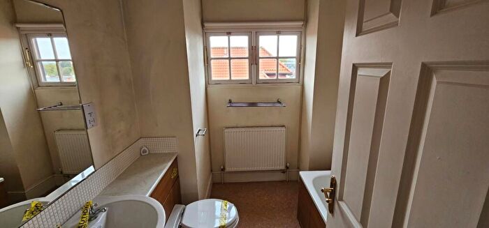 3 Bedroom Flat For Sale In Flat, Sandpiper House, Marhill Road, Nottingham, Nottinghamshire, NG4