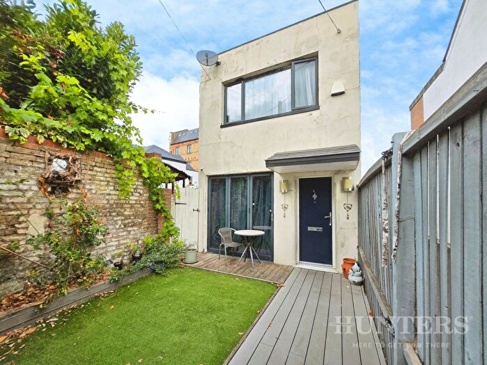2 Bedroom Detached House For Sale In Bridle Path, Beddington, CR0