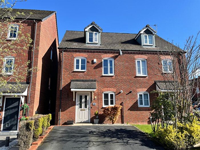 3 Bedroom Semi Detached House For Sale In North Dene Park, Chadderton, Oldham, OL9