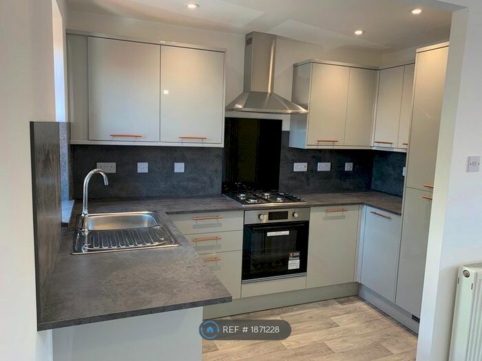 2 Bedroom Flat To Rent In Beehive Walk, Old Portsmouth, PO1