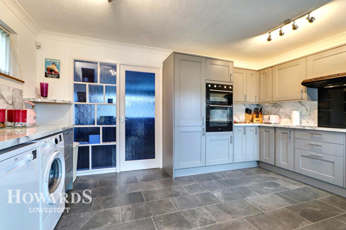 3 Bedroom Chalet For Sale In Edgerton Road, Lowestoft, NR33