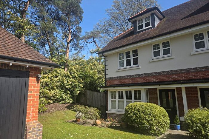 4 Bedroom Semi Detached House For Sale In Nettlecombe Close, Farnham, GU9