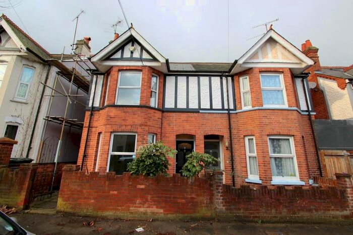 3 Bedroom Semi-Detached House To Rent In Wantage Road, Reading, Berkshire, RG30