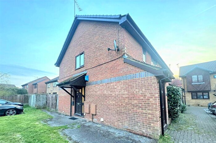 1 Bedroom Maisonette For Sale In Horsebrass Drive, Bagshot, Surrey, GU19