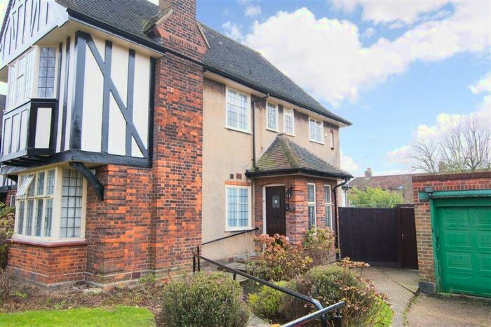 3 Bedroom Flat To Rent In Maurice Walk, NW1