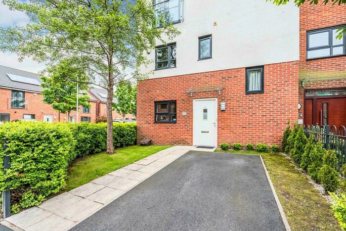 3 Bedroom Flat To Rent In Lord Street, Salford, Greater Manchester, M7