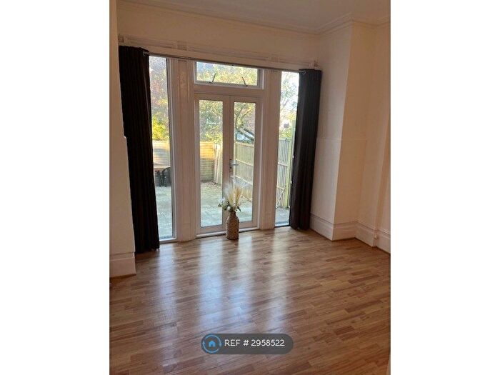 Studio To Rent In Hendon Lane, London, N3