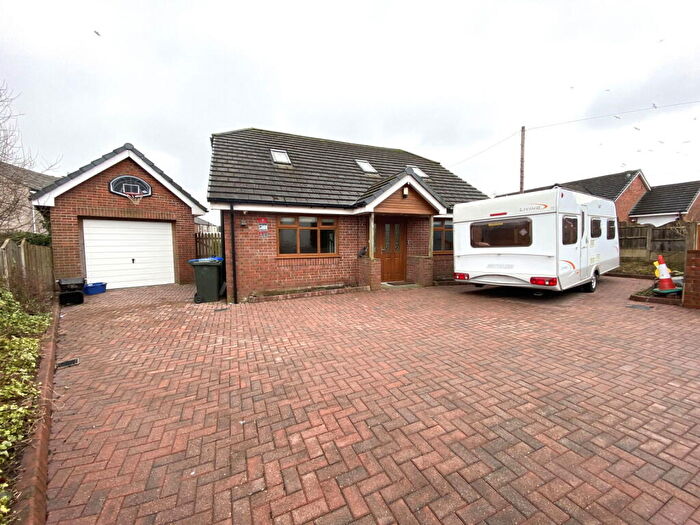 4 Bedroom Detached House For Sale In Yew Tree Close, Rochdale, OL11