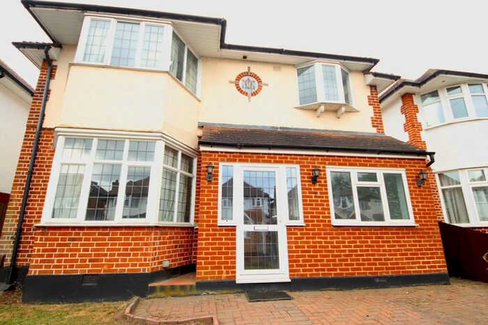 4 Bedroom Detached House To Rent In Worcester Park, KT4