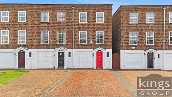 4 Bedroom Town House For Sale In Wellington Road, Bush Hill Park, EN1