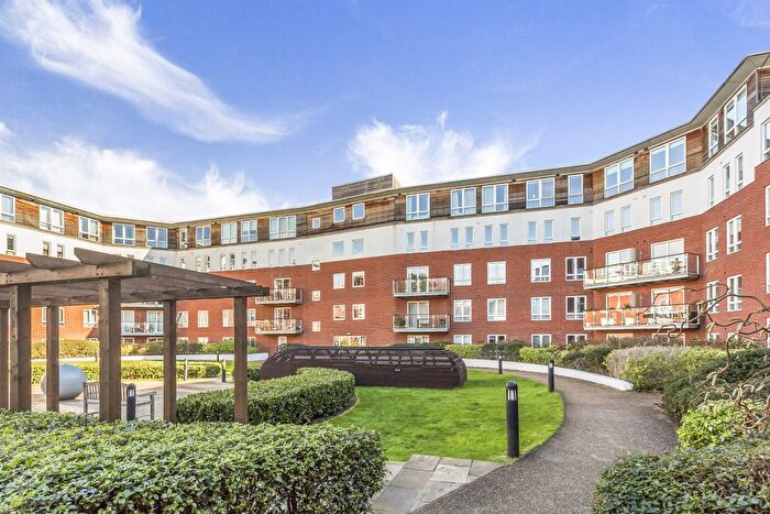 2 Bedroom Flat To Rent In Regency Court, South Woodford, E18
