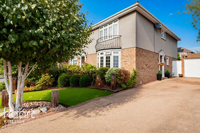 3 Bedroom Semi-Detached House For Sale In Southview Close, Rayleigh, SS6