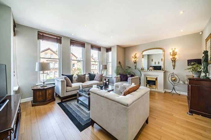 3 Bedroom Flat For Sale In Knollys Road, Streatham, SW16