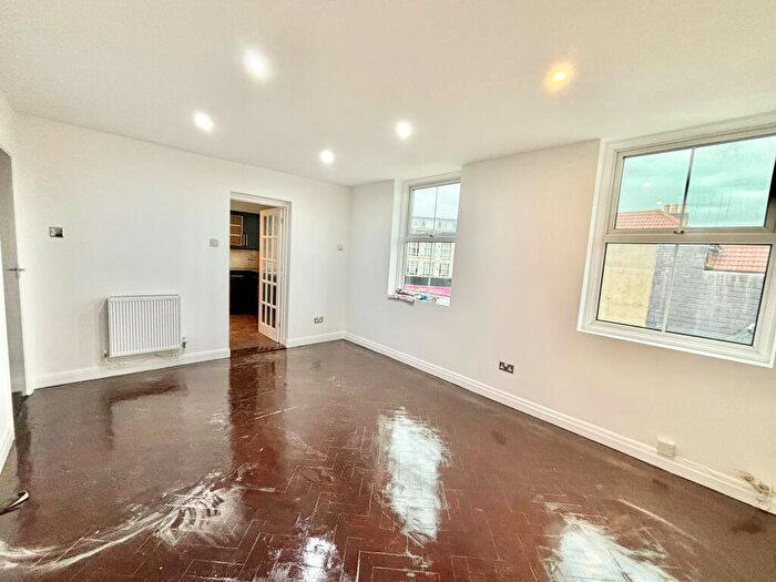 2 Bedroom Flat To Rent In Kingsbury Mansions, Portsmouth, PO2