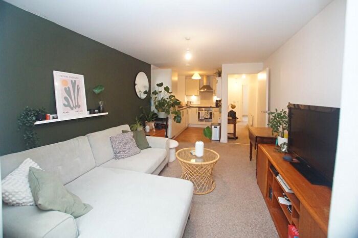 2 Bedroom Apartment To Rent In Kinderlee Way, Chisworth, SK13