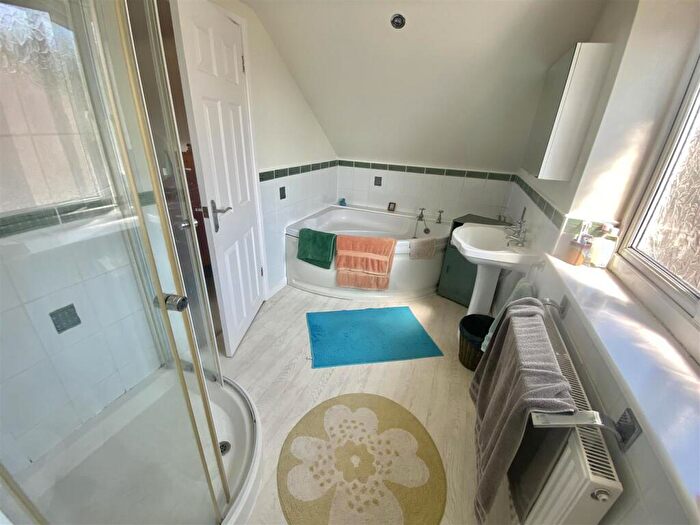 3 Bedroom Apartment For Sale In West Bay Road, Bridport, DT6