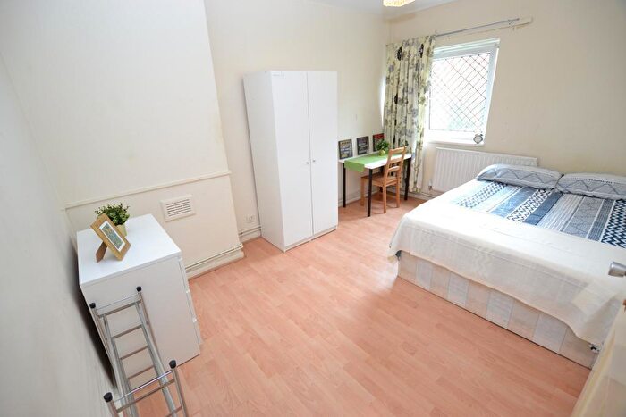 4 Bedroom Flat To Rent In Cephas Street, Whitechapel, London, E1