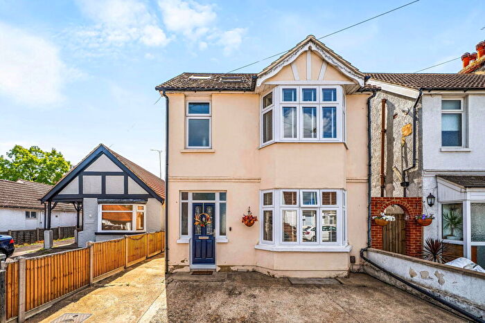 3 Bedroom Detached House For Sale In Stunning & Spacious Period Home - Over Sq Ft + Summerhouse, ME7