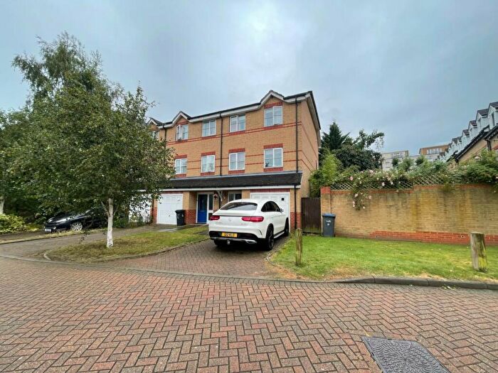 2 Bedroom Flat To Rent In Pickard Close, Southgate, N14