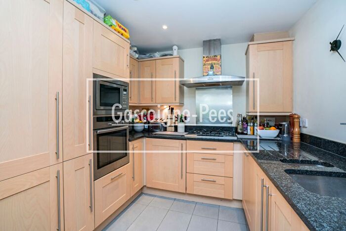 1 Bedroom Flat To Rent In Waynflete House, Esher, KT10