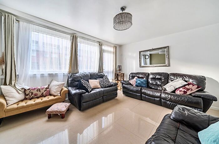 3 Bedroom Flat For Sale In Haslemere Avenue, Mitcham, CR4