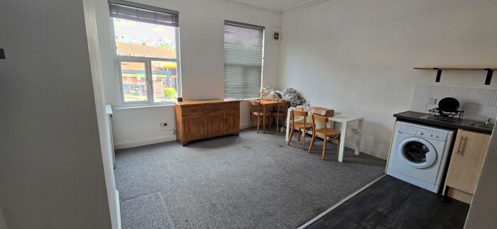 3 Bedroom Flat To Rent In Wilmslow Road, Manchester, M20