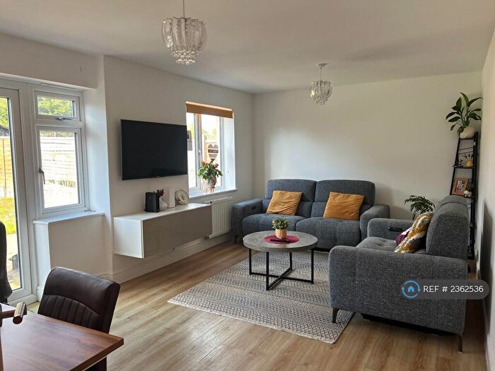 3 Bedroom Semi-Detached House To Rent In Bedgrove, Aylesbury, HP21