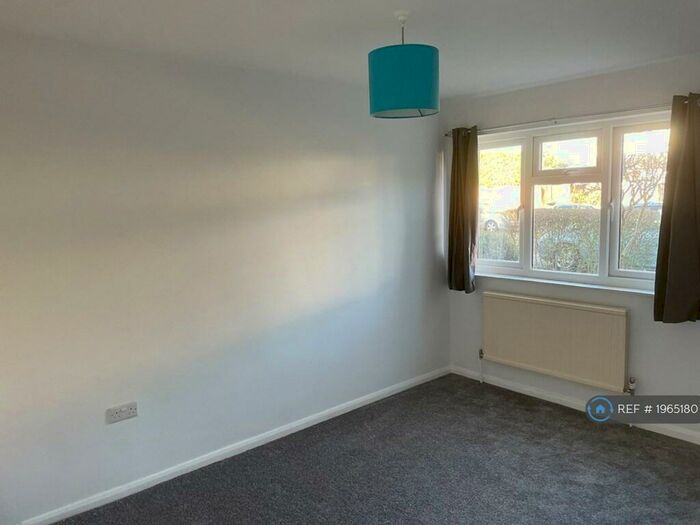 2 Bedroom Maisonette To Rent In Holtwhites Hill, Enfield, EN2