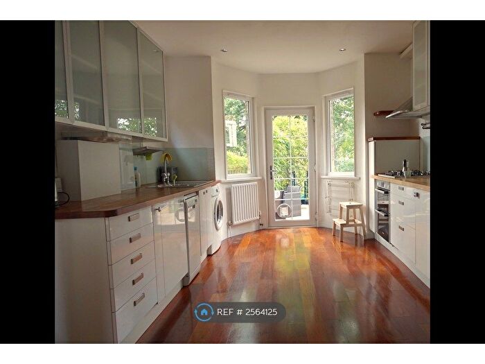 3 Bedroom Flat To Rent In Tierney Road, London, SW2