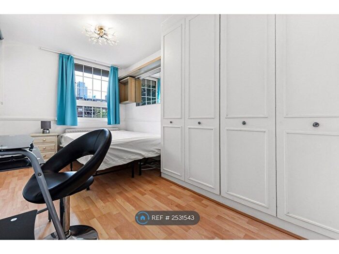 3 Bedroom Flat To Rent In Moorgreen House, London, EC1V