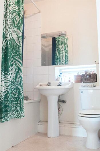 1 Bedroom Apartment To Rent In Well Street, Hackney, London, E9