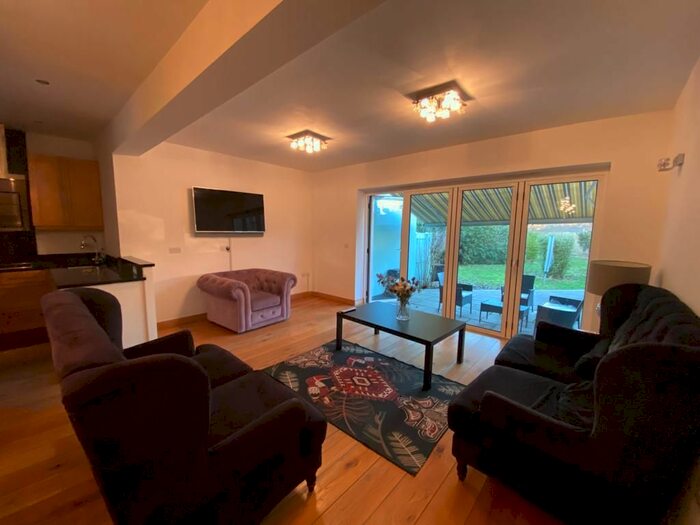 4 Bedroom Semi-Detached House To Rent In Hendon Way, London, NW2