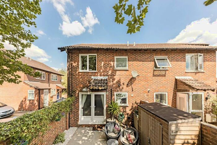 1 Bedroom Property To Rent In Stevens Close, Hampton, TW12